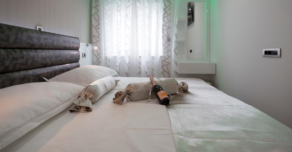 אומיס Apartments The Seasons Residence חדר תמונה