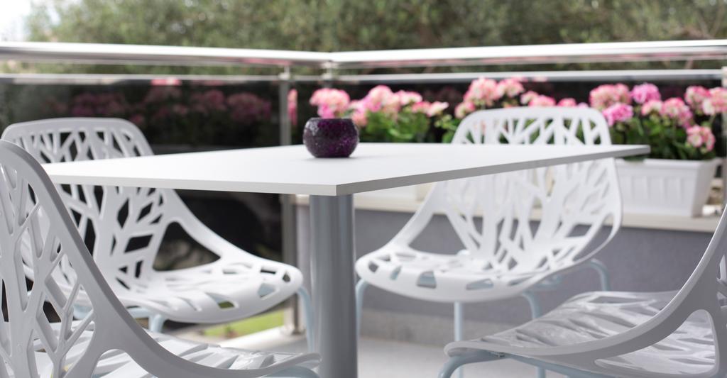 אומיס Apartments The Seasons Residence חדר תמונה