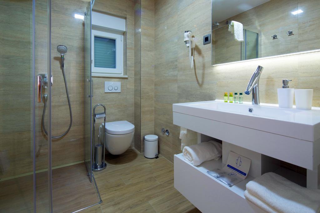 אומיס Apartments The Seasons Residence מראה חיצוני תמונה