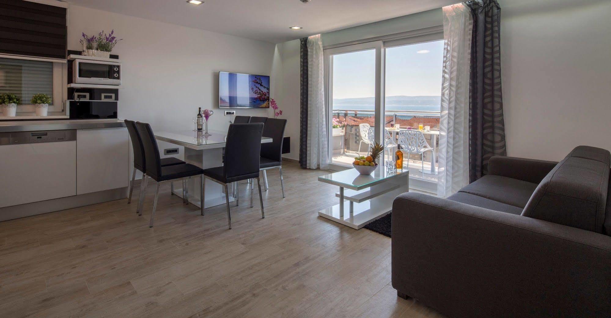 אומיס Apartments The Seasons Residence מראה חיצוני תמונה