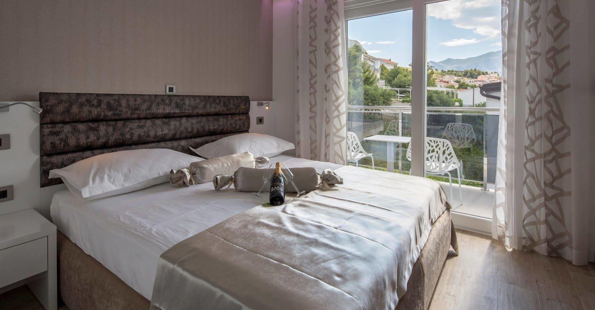 אומיס Apartments The Seasons Residence מראה חיצוני תמונה