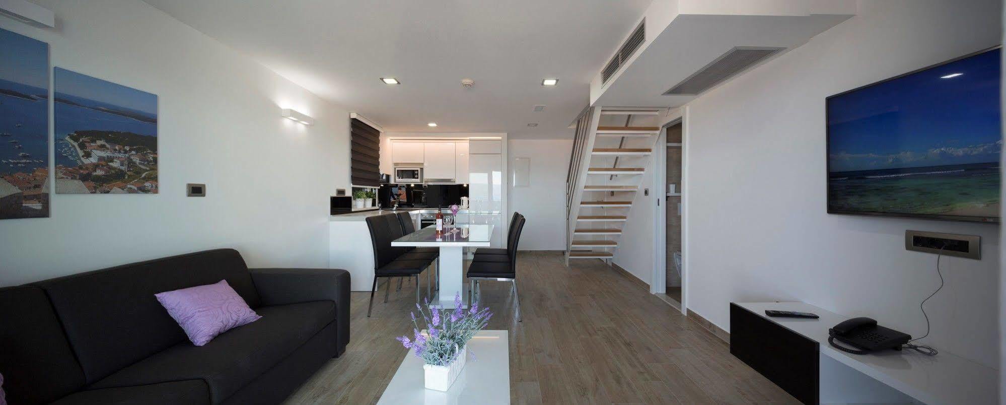 אומיס Apartments The Seasons Residence מראה חיצוני תמונה