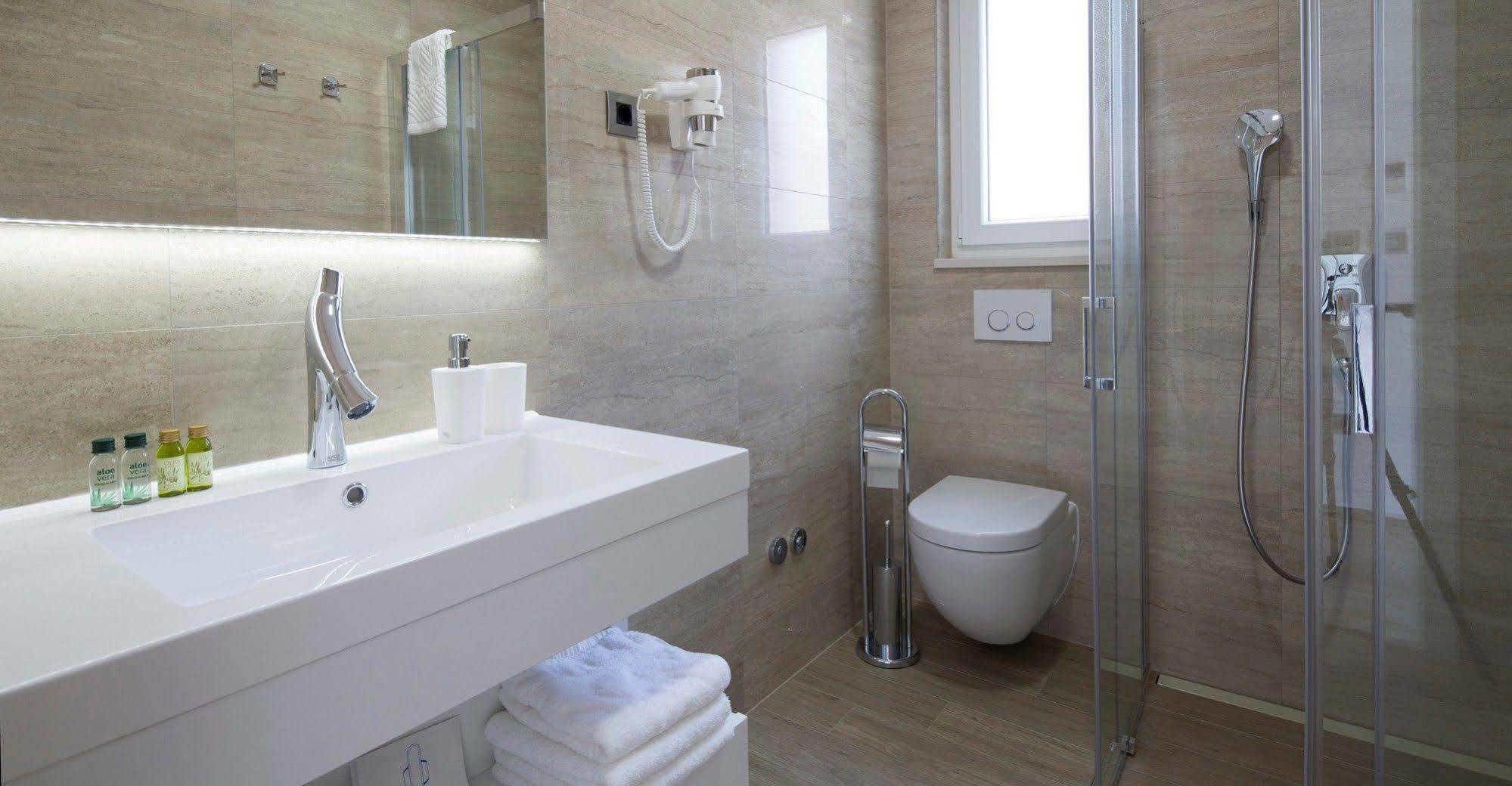 אומיס Apartments The Seasons Residence מראה חיצוני תמונה