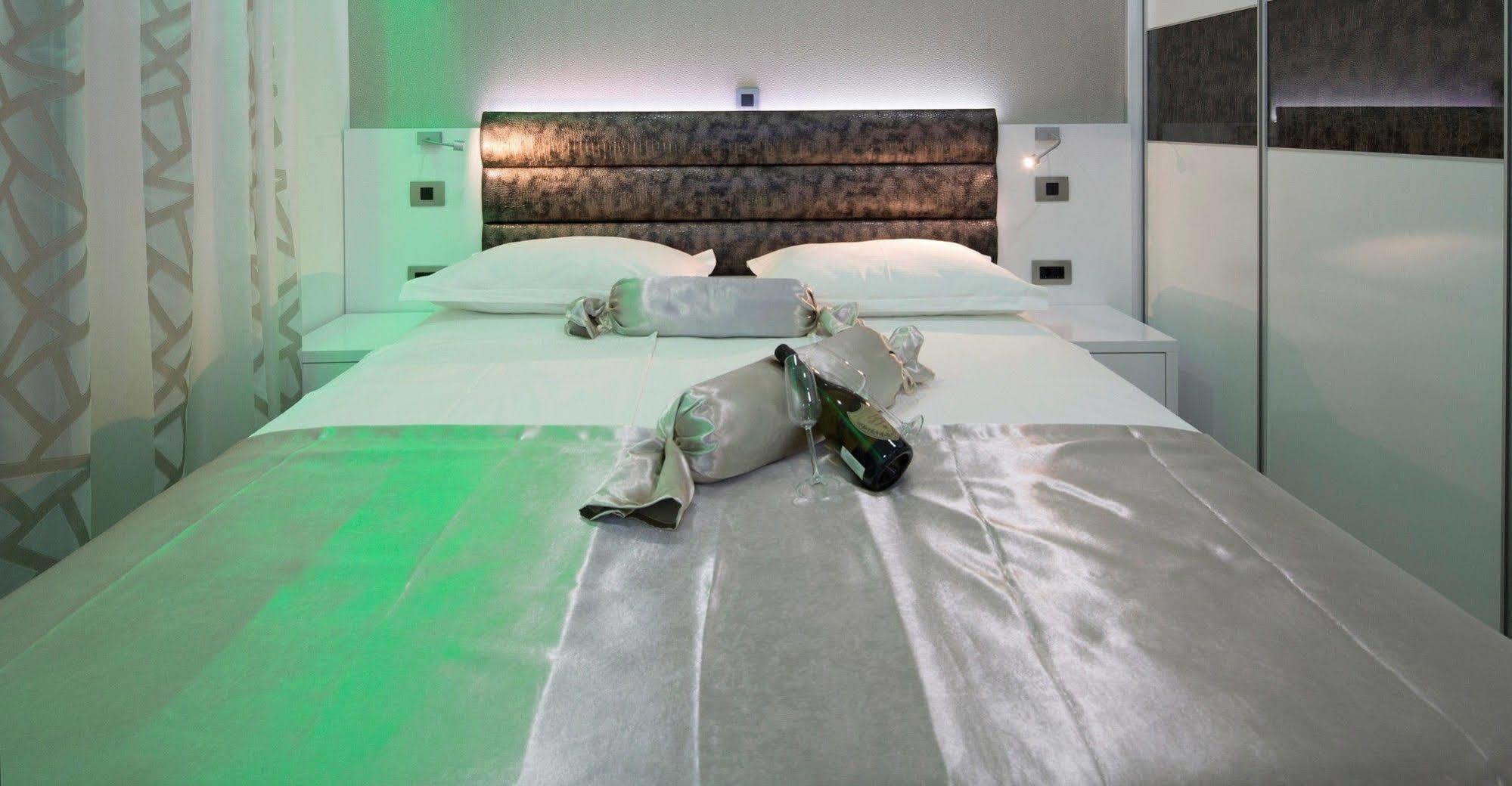 אומיס Apartments The Seasons Residence מראה חיצוני תמונה