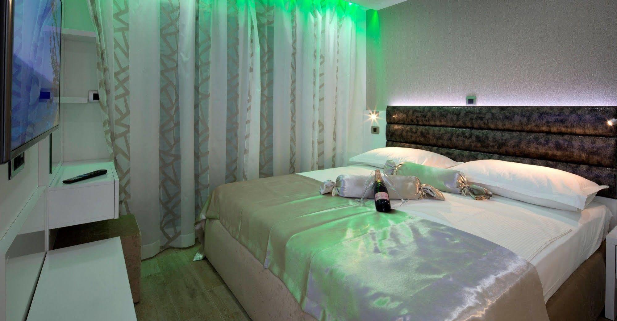 אומיס Apartments The Seasons Residence מראה חיצוני תמונה