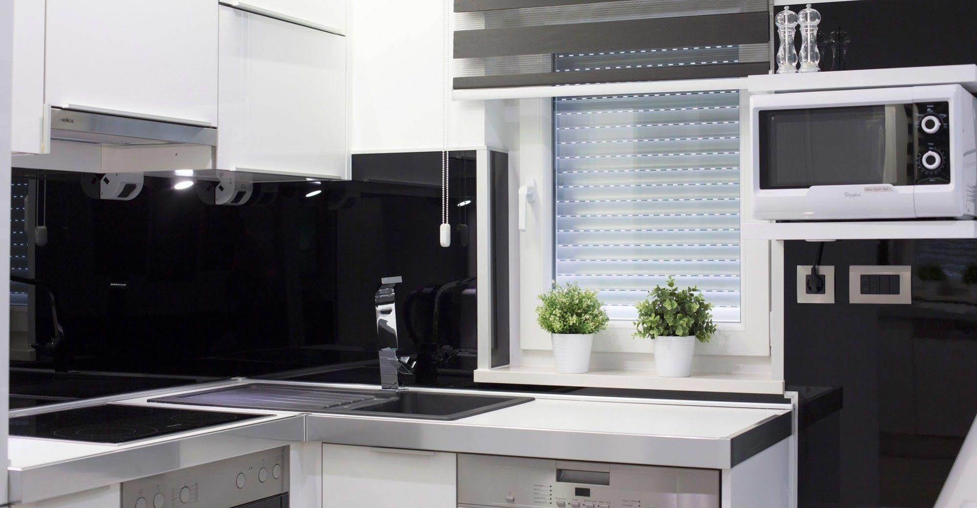 אומיס Apartments The Seasons Residence מראה חיצוני תמונה