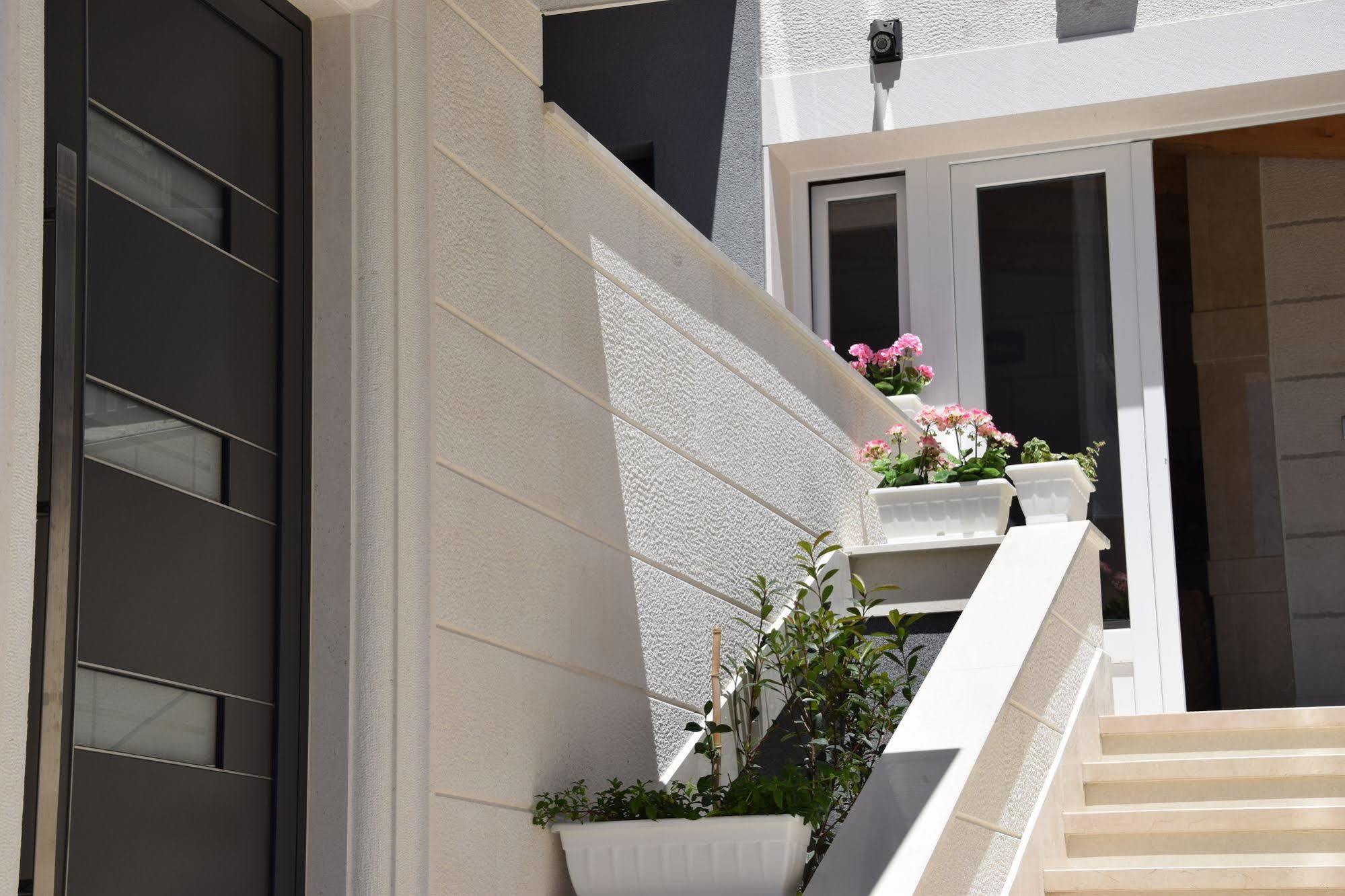 אומיס Apartments The Seasons Residence מראה חיצוני תמונה