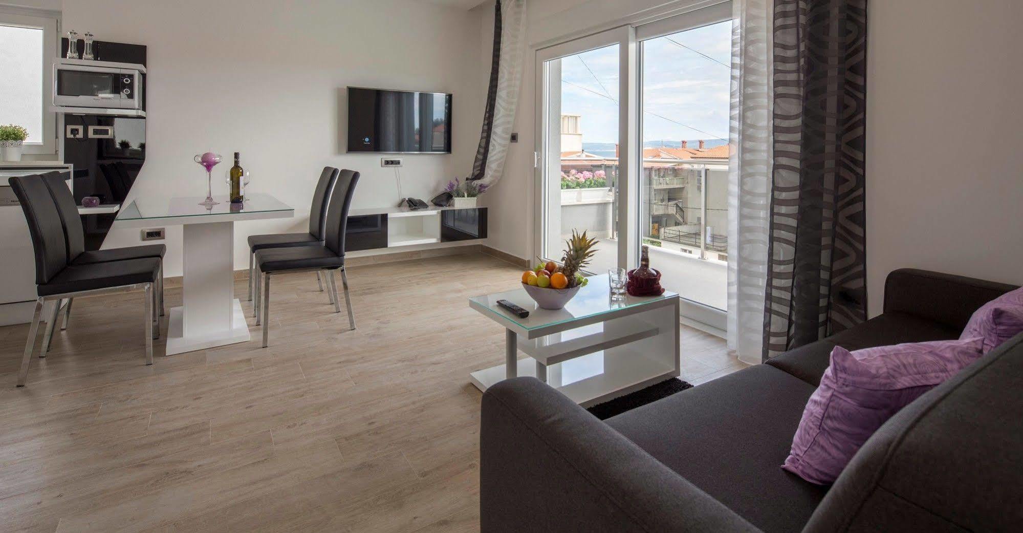 אומיס Apartments The Seasons Residence מראה חיצוני תמונה